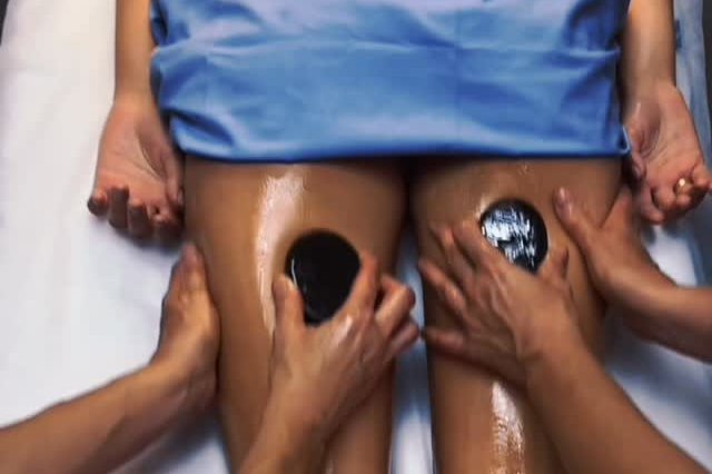 Four hands: what the second therapist actually changes